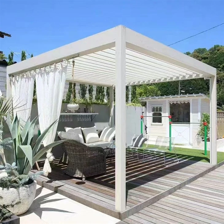 Pergola à cadre métallique avec persiennes électriques