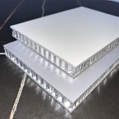 Contrôle des numéros ignifuges, gaufrage de fleurs, plafonds carrés en métal, revêtement de panneau de plafond en aluminium, bâtiment de bureau