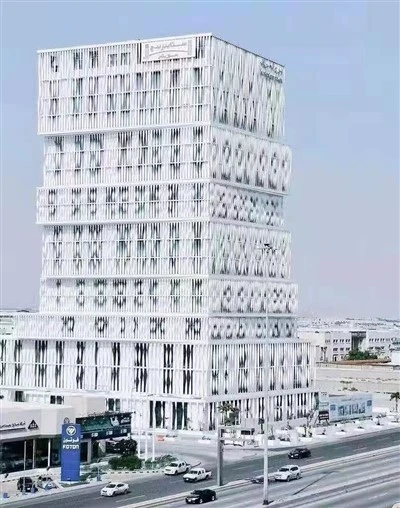 Panneau de revêtement de mur de torsion de panneau de plafond en aluminium de décoration d'hôtel de centre commercial de luxe 5 étoiles