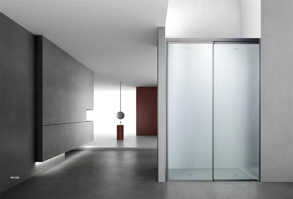 Salle de douche avec porte coulissante en verre figuré