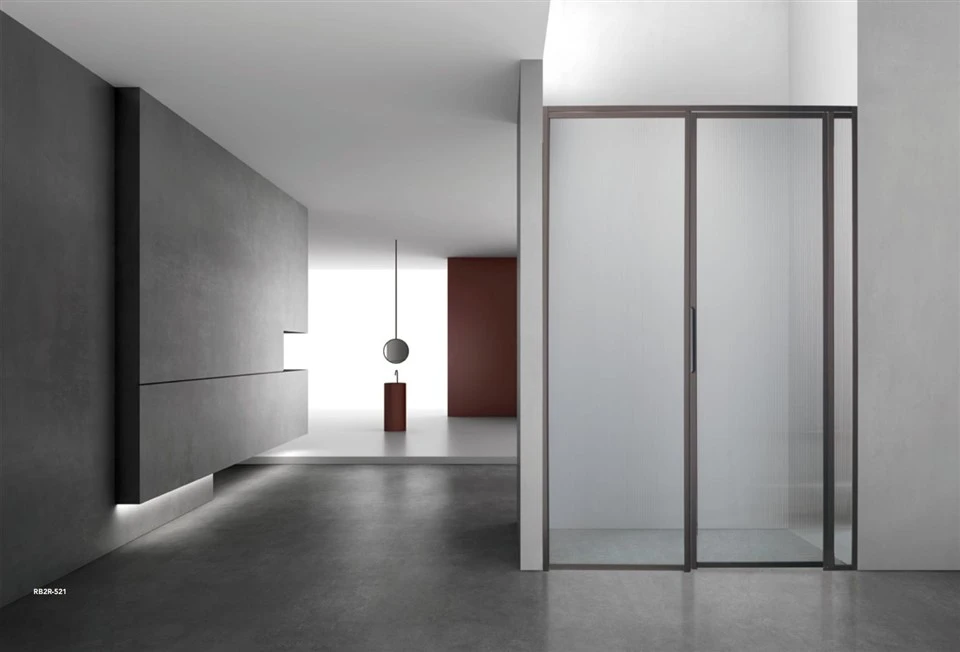 La salle de douche à poignée incurvée